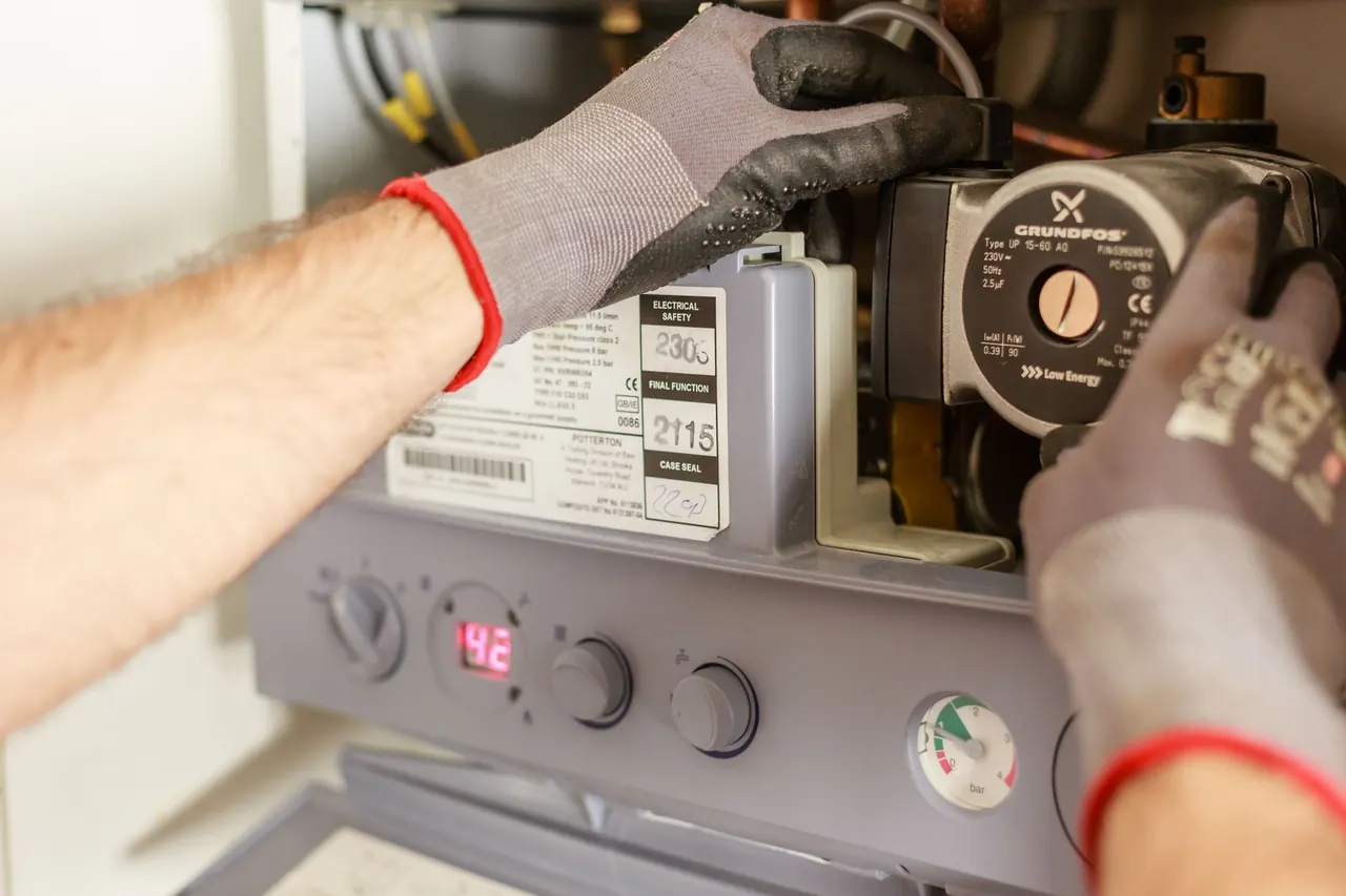 Experienced Emergency Plumbing Services professional